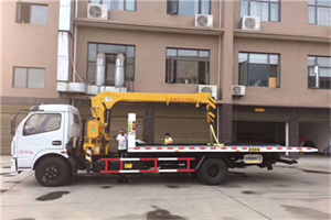 峨眉山附近汽车轮胎更换